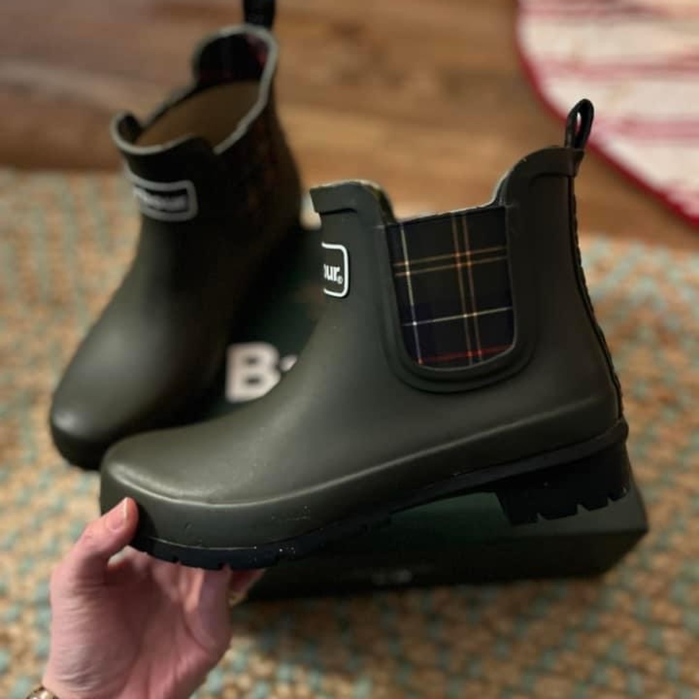 Barbour Olive Green Wellington Rainboots Size 8